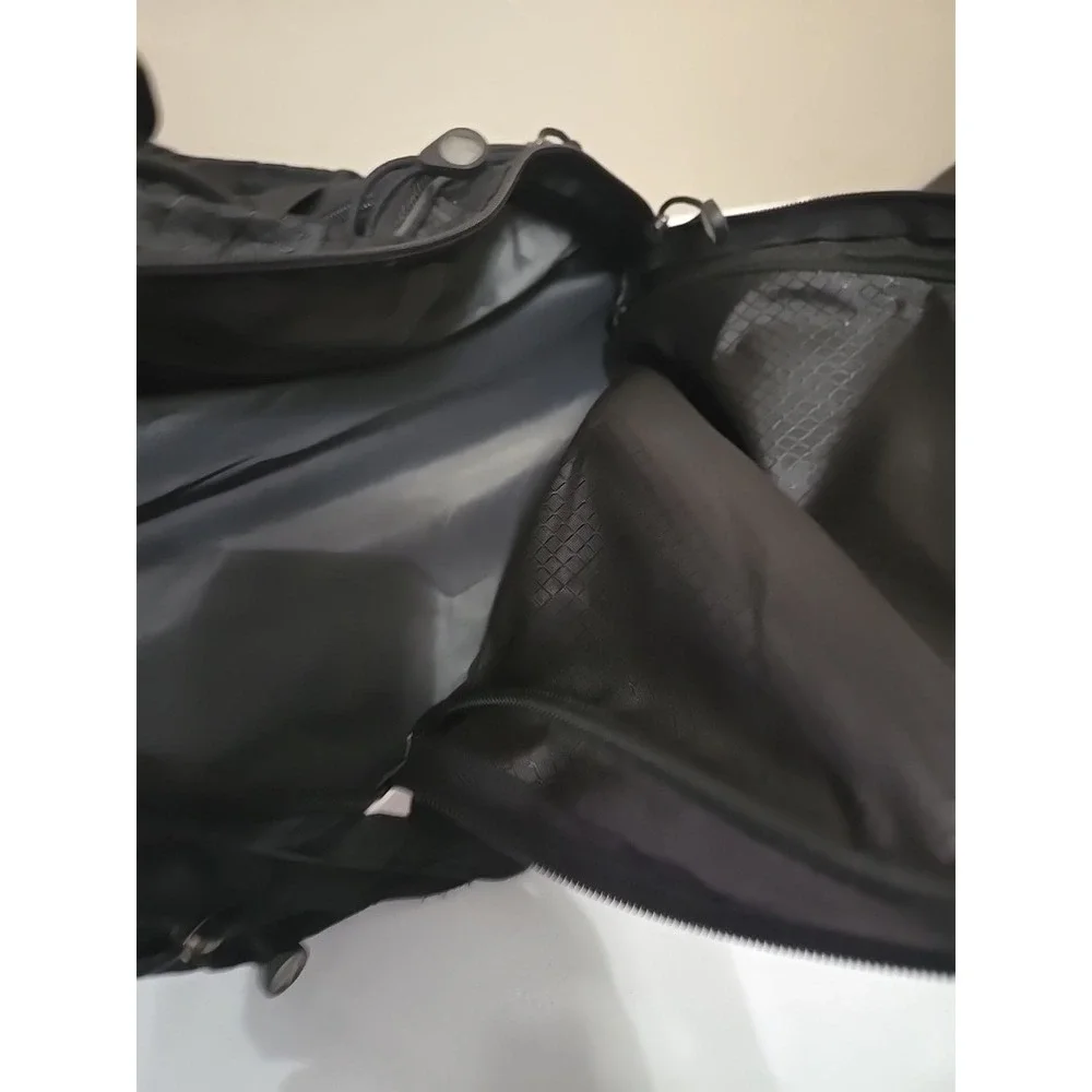 TaylorMade Golf Duffle Bag Black Walden Ponds Logo Travel Overnight Gym Bag L